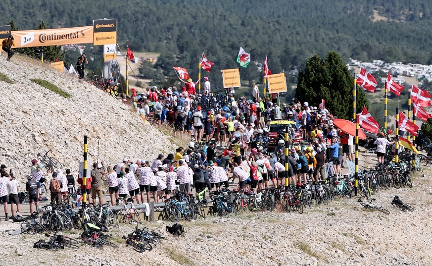 epa12253614 Fans line up along the road to the Mount Ventoux during the 16th stage of the Tour de France cycling race over 171.5km from Montpellier to Mont Ventoux, France, 22 July 2025. EPA/CHRISTOPH ...