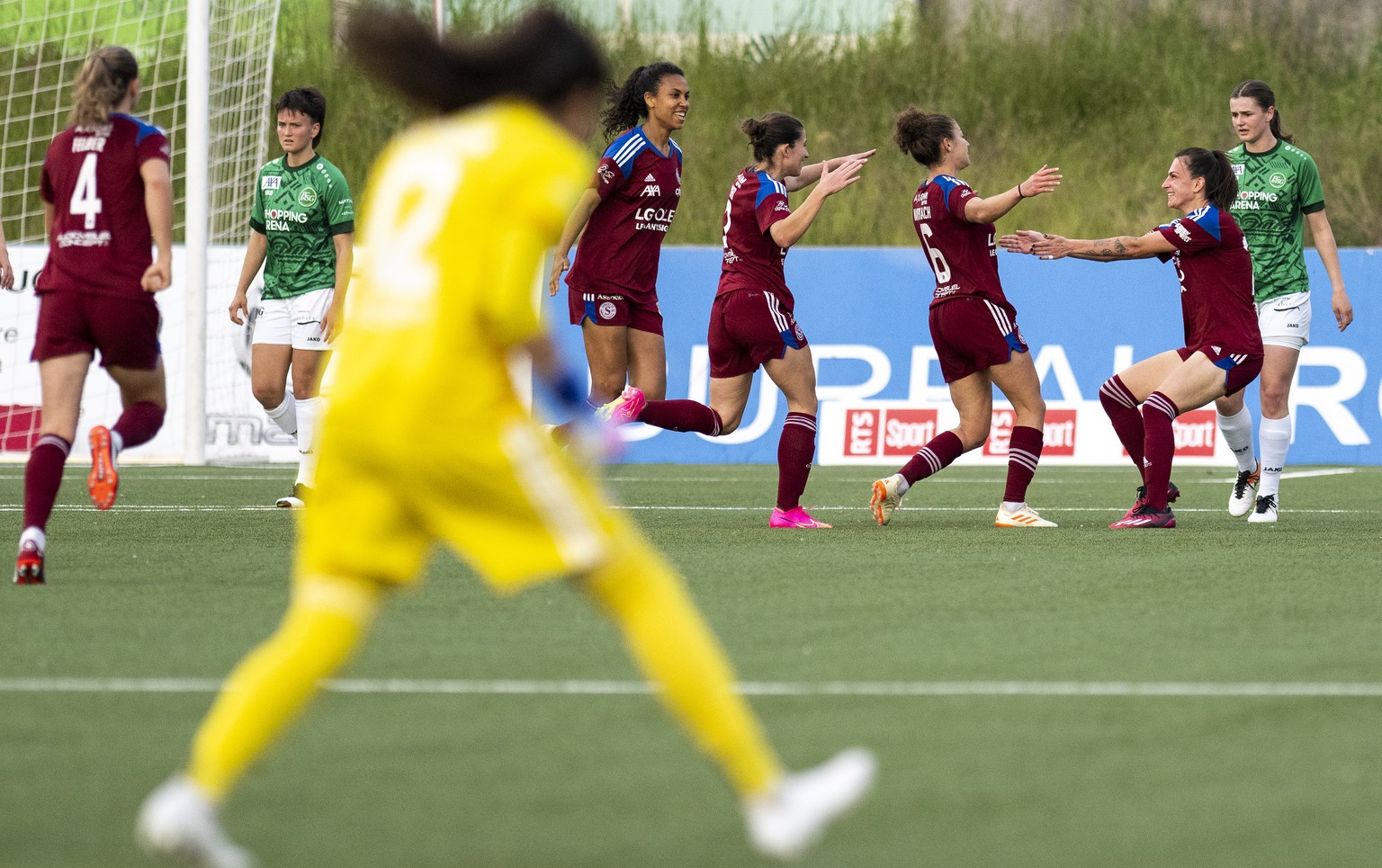 Les joueuses genevoise laissent eclater leur joie, lors du match du championnat suisse de football de la Super League feminine des playoffs, demi final match retour entre le Servette FC Chenois Femini ...