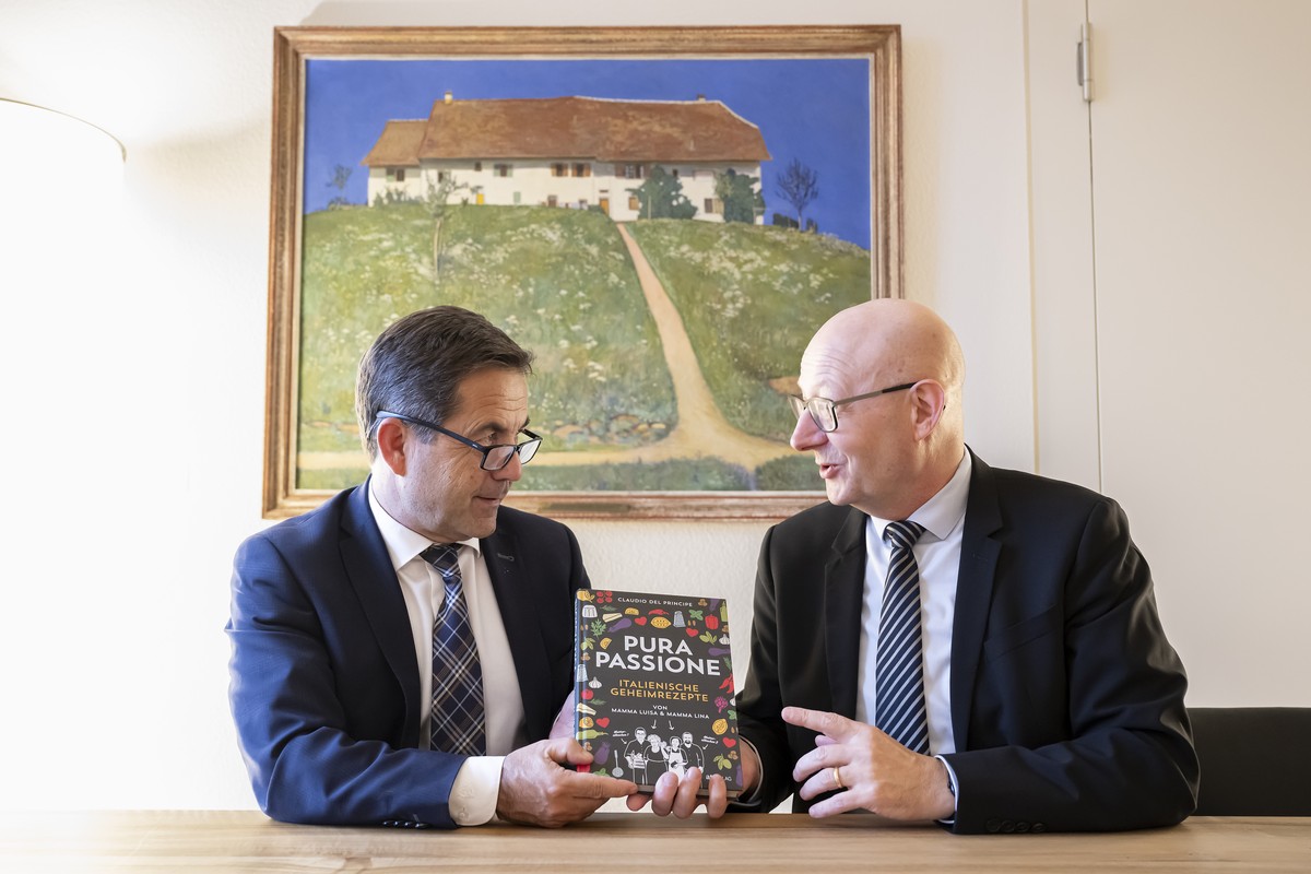 Der neu gewaehlte Bundeskanzler Viktor Rossi, rechts, ueberreicht ein Kochbuch zu abtretender Bundeskanzler Walter Thurnherr, links, bei die Stabsuebergabe im Bundeskanzlei, am Freitag, 22. Dezember 2 ...