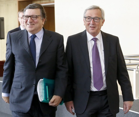 epa04768725 Former European Commission President, Portuguese, Jose Manuel Barroso (L) is welcomed by European Commission President Jean Claude Juncker prior to a meeting the EU Commission headquarters ...