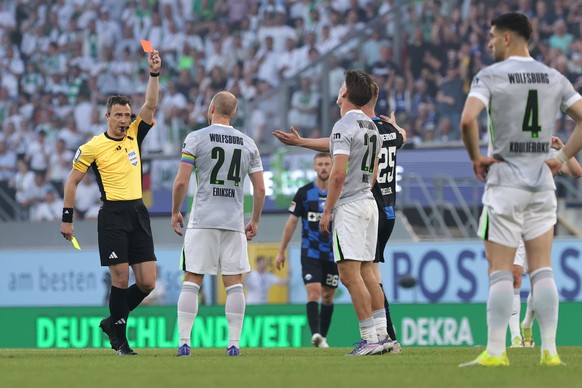 KEYPIX - epa12993504 Joakim Maehle of Wolfsburg (R) receives the red card during the Bundesliga Relegation Play-offs 2nd leg soccer match between SC Paderborn and VfL Wolfsburg in Paderborn, Germany,  ...
