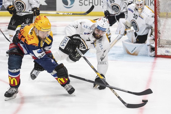 ZSC Zuercher Fredrik Pettersson, links, kaempft um den Puck gegen Luganos Philippe Furrer, rechts, im vierten Eishockey Playoff-Finalspiel der National League zwischen den ZSC Lions und dem HC Lugano  ...