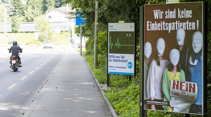 Plakate fuer die Abstimmung am 28. September 2014, zur Einheitskasse mit den Slogans &quot;Wir sind keine Einheitspatienten&quot; und &quot;Nein zum Tod der Wahlfreiheit&quot; an einem Strassenrand in ...