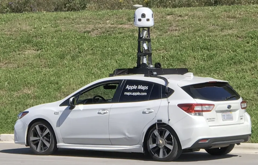 Die weissen Apple-Maps-Fahrzeuge sind am Kameraturm auf dem Dach zu erkennen.