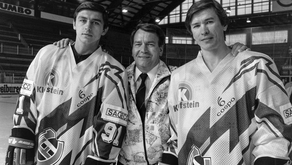 Jean Martinet, Mitte, Praesident des Eishockeyclubs HC Fribourg-Gotteron, mit den zwei Russen im Club Slawa Bykow, rechts, und Andrei Chomutow, links, aufgenommen im Oktober 1990. (KEYSTONE/Str)