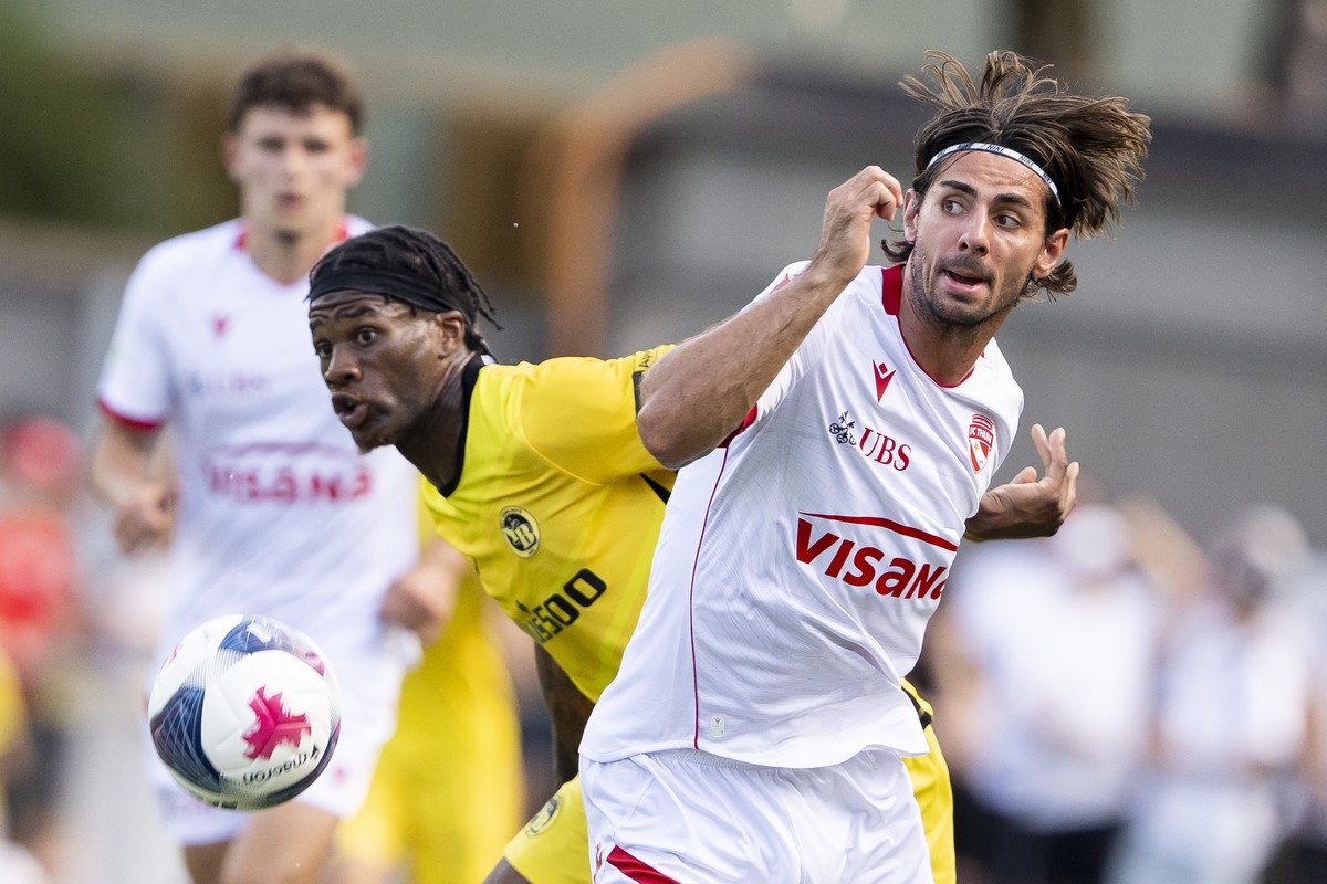Samuel Essende (BSC Young Boys), links, und Jan Bamert (FC Thun), rechts, kaempfen um dem Ball, waehrend dem 21. Burkhalter-Cup zwischen den BSC Young Boys und dem FC Thun, an einer Hitzewelle, am Fre ...