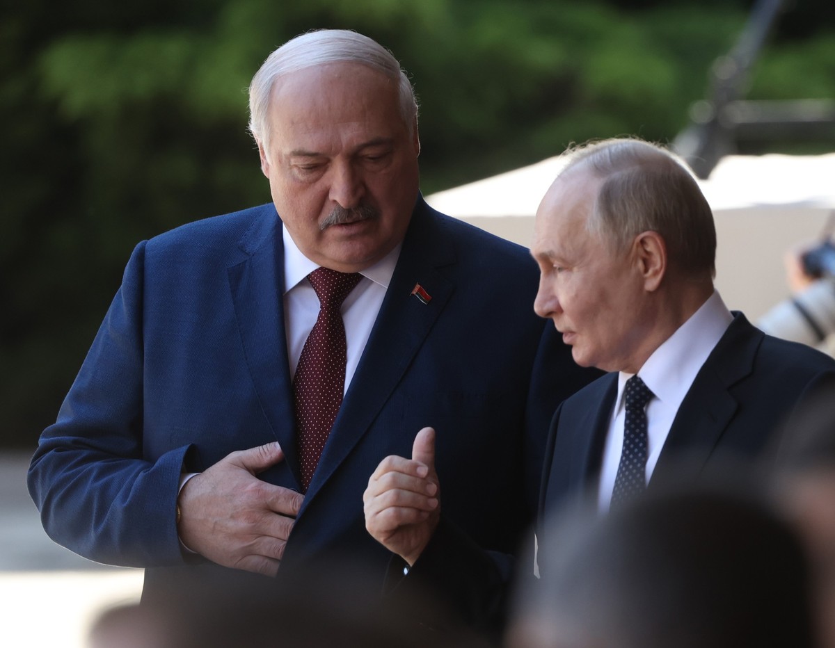 Russian President Vladimir Putin (C) and Belarusian President Alexander Lukashenko attend a welcoming ceremony during their meeting at the Palace of Independence on May 24, 2024 in Minsk, Belarus.