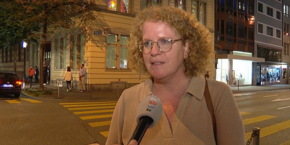 Nach einem Gedenkgottesdienst in einer Zürcher Synagoge äussern sich FDP-Kantonsrätin Sonja Rueff-Frenkel und die in Zürich wohnende Edna Schur, beide jüdischer Herkunft, zu den Anschlägen durch die H ...