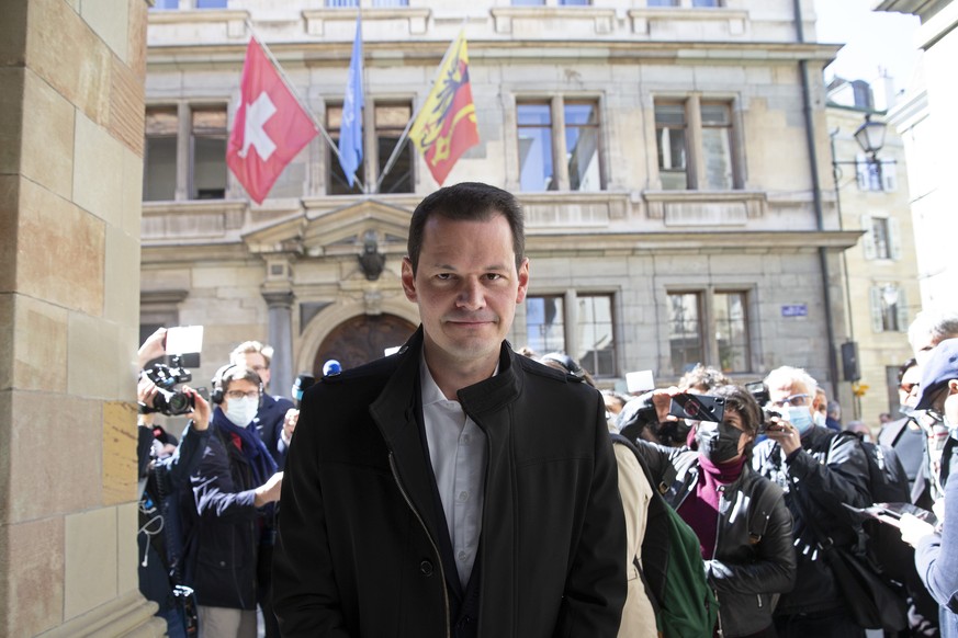 Le conseiller d'Etat demissionnaire Pierre Maudet, apres s'etre adresse au medias, quitte le lieu de la presentation des resultats du 2e tour du second tour de l'election complementaire ...