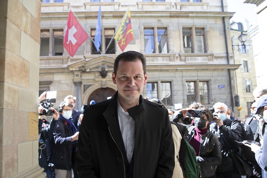 Le conseiller d&#039;Etat demissionnaire Pierre Maudet, apres s&#039;etre adresse au medias, quitte le lieu de la presentation des resultats du 2e tour du second tour de l&#039;election complementaire ...