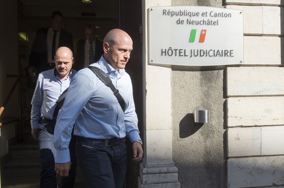 Le skieur Didier Cuche lors de sa sortie de l&#039;audience du Tribunal de Police de La Chaux-de-Fonds, ce lundi 31 aout 2015.(KEYSTONE/Sandro Campardo)