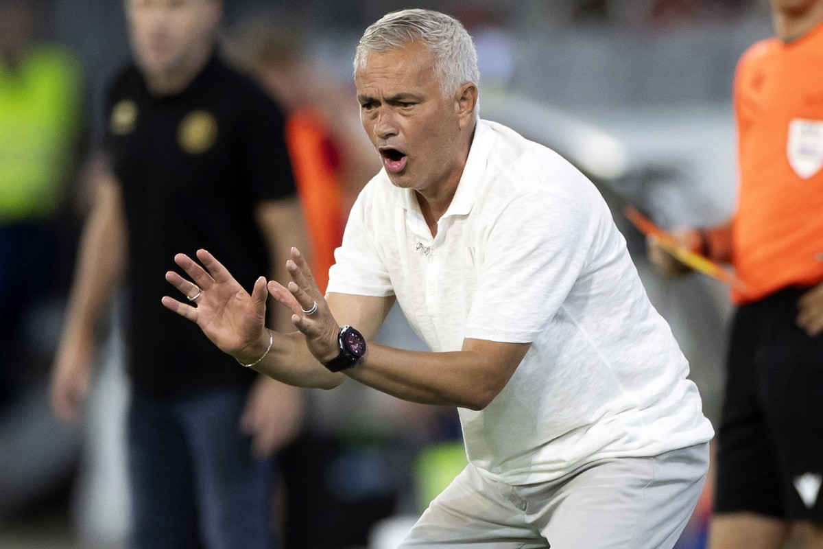 epa11493180 Fenerbahce's head coach Jose Mourinho gestures during the UEFA Champions League qualifying second round first leg soccer match between FC Lugano and Fenerbahce Istanbul, in Thun, Swit ...