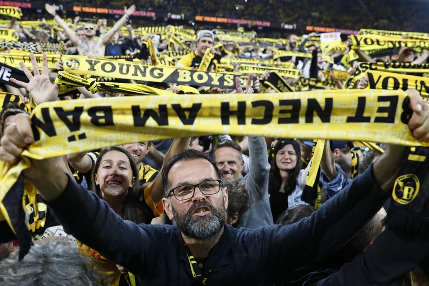 Berner Fans feiern den Meistertitel nach dem Super League Spiel zwischen dem BSC Young Boys Bern und dem FC Luzern, am Samstag, 28. April 2018 im Stade de Suisse in Bern. (KEYSTONE/Peter Klaunzer)