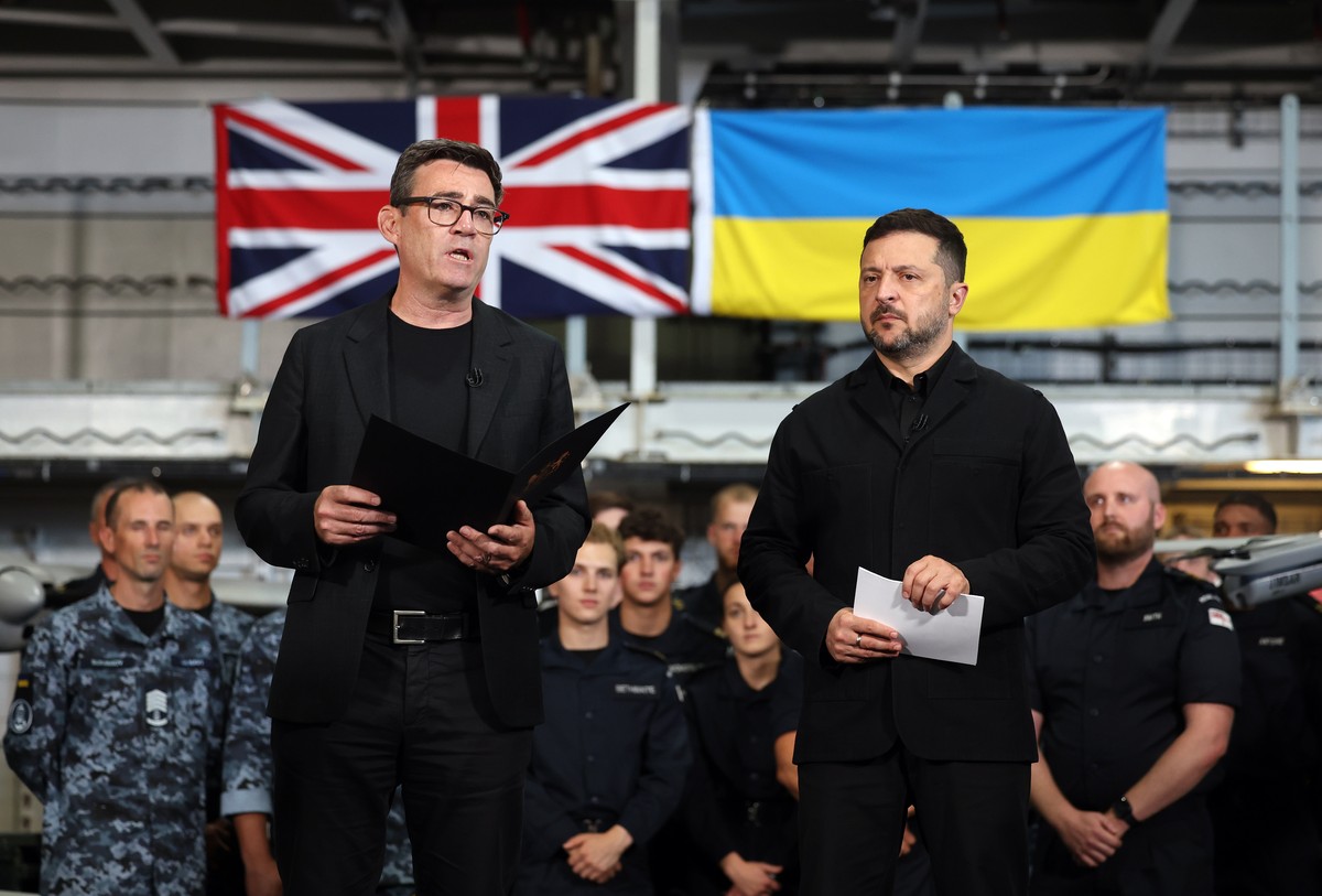 epaselect epa13135978 British Prime Minister Andy Burnham (L) and Ukrainian President Volodymyr Zelensky with British and Ukrainian troops aboard the HMS Queen Elizabeth at His Majesty's Naval Ba ...