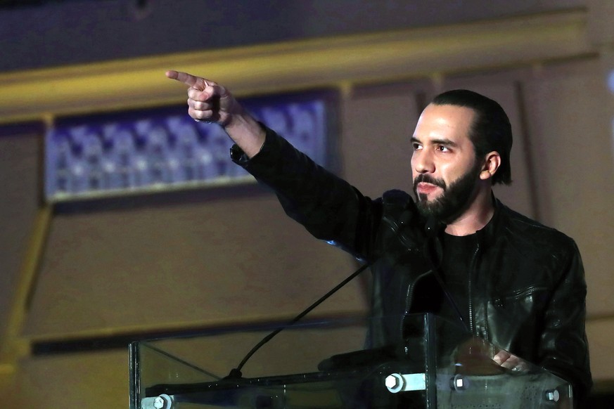 epa07342003 Nayib Bukele (C), GANA (National Alliance) party leader and presidential candidate, delivers a speech during a election night event at the National Theatre Square in San Salvador, El Salva ...