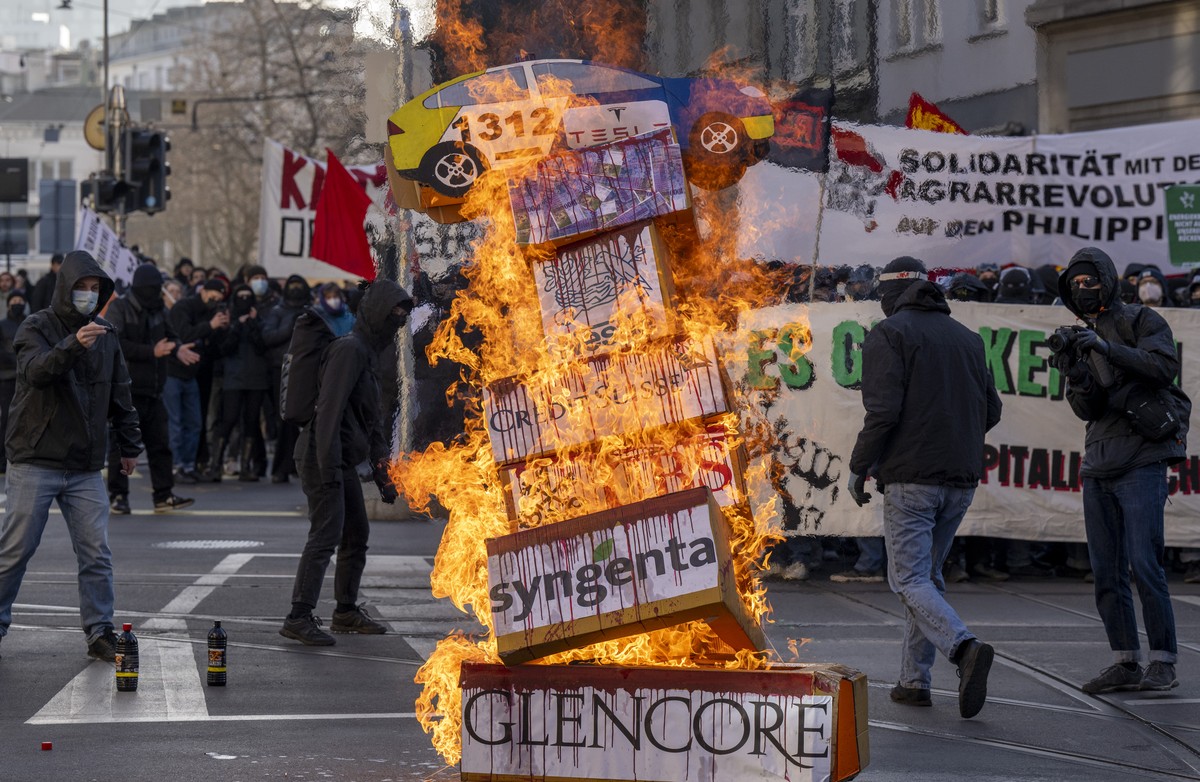 Les manifestants étaient préparés à la violence, selon la police.