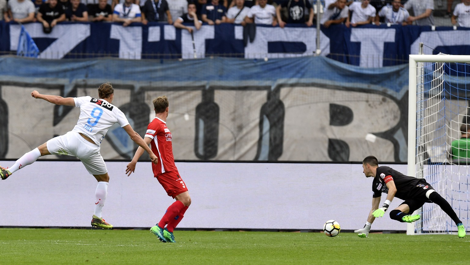 Der Zuercher Michael Frey, links, bezwingt den Walliser Torhueter Kevin Fickentscher, rechts, zum 3-2 beim Fussballspiel der Super League FC Zuerich gegen den FC Sion 
im Stadion Letzigrund in Zuerich ...