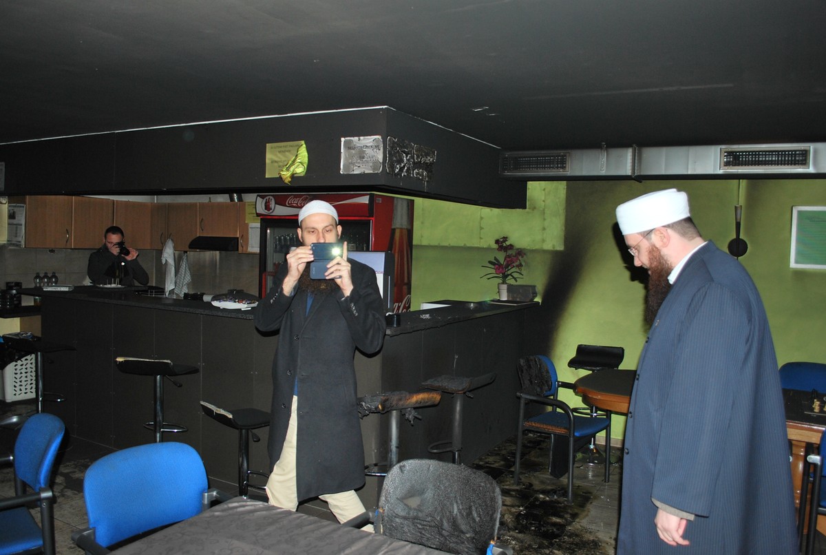 Blancho und Illi im zerstörten Lokal des Islamisch-Albanischen Kulturvereins in Flums.&nbsp;
