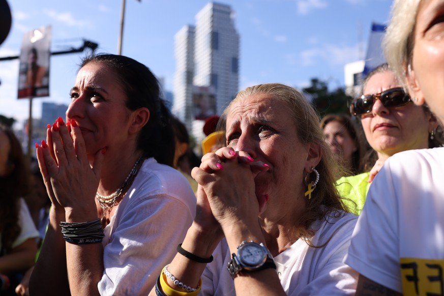 epaselect epa12449948 Israelis celebrate prior to the scheduled release of hostages held by Hamas, at Hostage Square in Tel Aviv, Israel, 13 October 2025. As part of the ceasefire agreement between Is ...