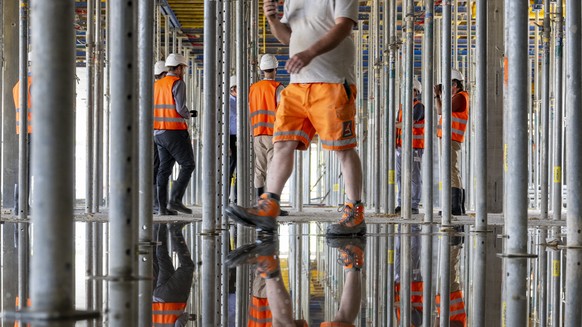 Deckenschalungsstuetzen stehen im Raum, anlaesslich einer Medienfuehrung durch die Baustelle des Spital Neubau in Wolhusen vor dem bestehenden Spitalgebaeude des Kantonsspital Wolhusen der Luzerner Ka ...