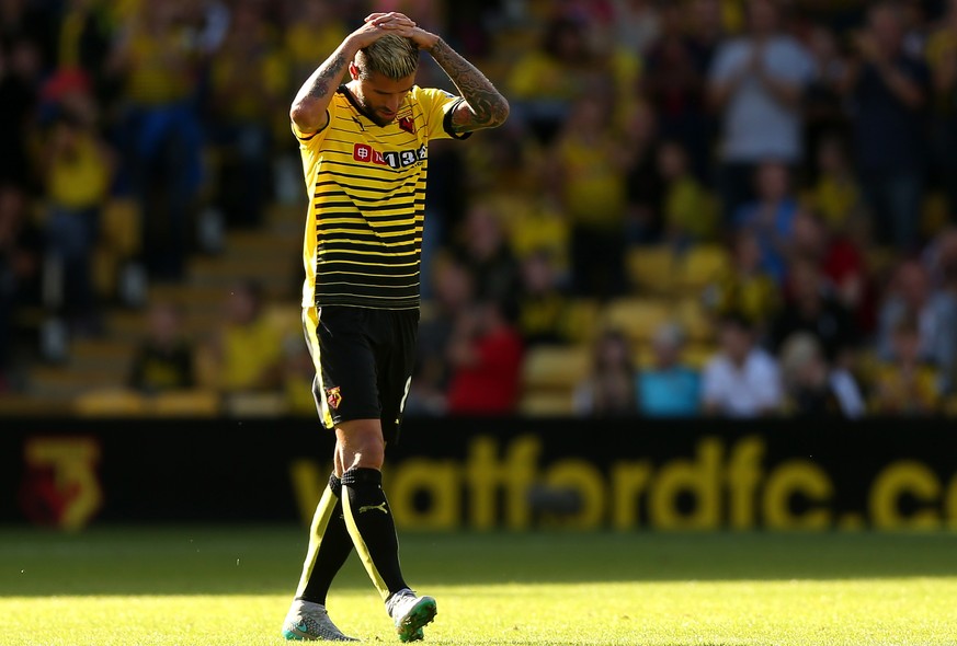 Valon Behrami trottet nach seinem Platzverweis vom Feld.