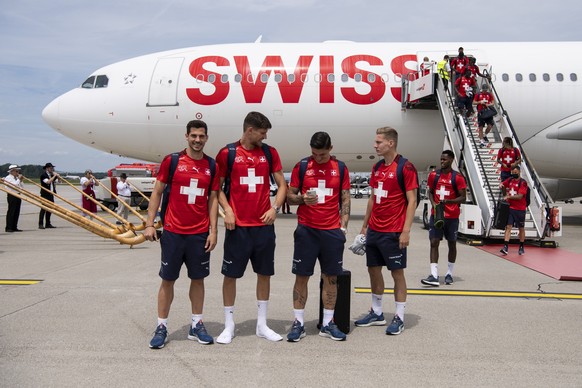 Die Spieler der Schweizer Nationalmannschaft werden nach ihrem Ausscheiden im Viertelfinal der Fussball Europameisterschaft 2020 am Flughafen in Zuerich empfangen, aufgenommen am Samstag, 3. Juli 2021 ...