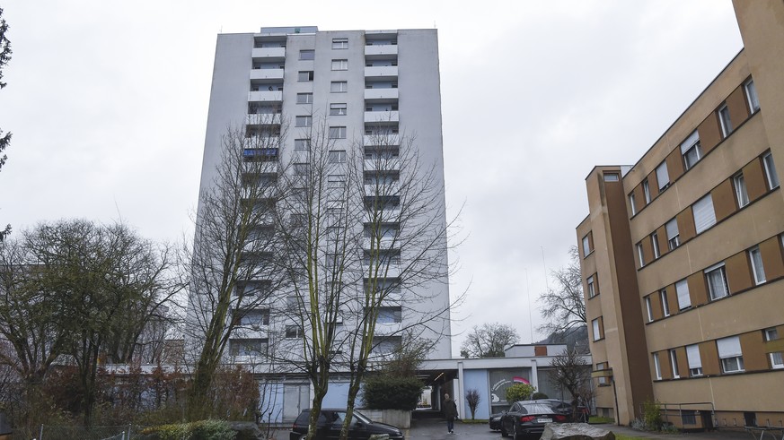 Blick auf den Wohnblock am Glattlerweg in dem in der Nacht von Donnerstag auf Freitag ein Toetungsdelikt geschehen ist, bei welchem zwei Erwachsene und ein Kind ums Leben kamen, fotografiert am Freita ...