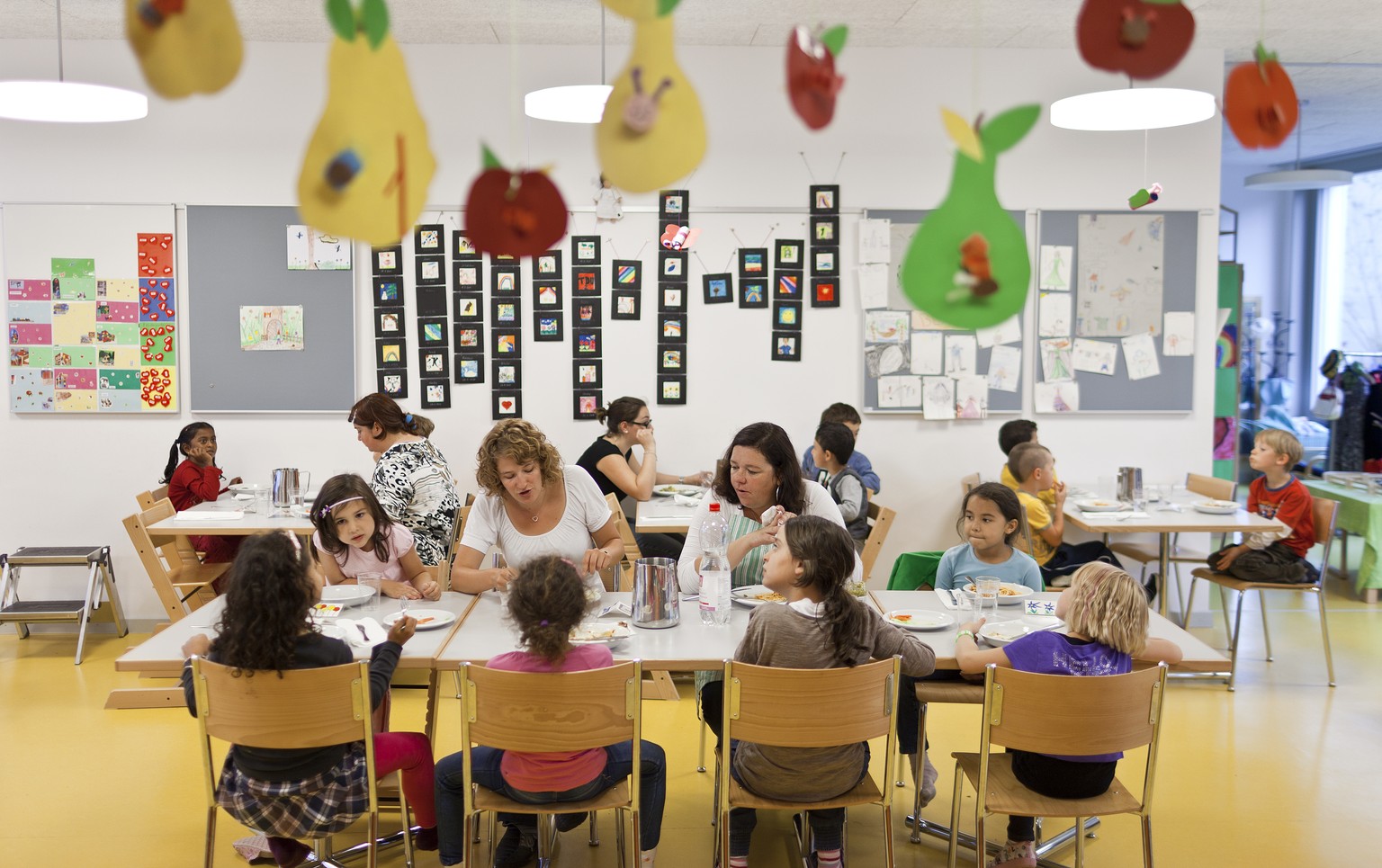 ARCHIV - Kinder und Betreuerinnen essen zu Mittag am 8. Juni 2011 im Kinderhort &quot;Hort in der Ey 4&quot; in Zuerich. - Der Bundesrat haelt Steuergutschriften für Familien mit Kindern nicht fuer si ...