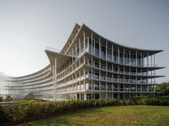 Glas, Beton und viel Grün: Der Neubau vereint Architektur und Energieeffizienz.