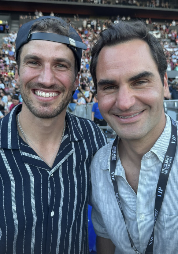Roman Josi und Roger Federer am Taylor-Swift-Konzert in Zürich.