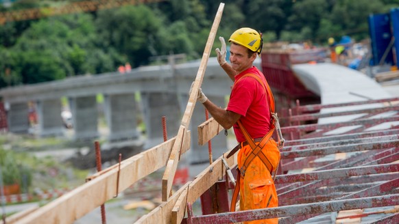 CAPTION CORRECTION: ORTSNAME IN CAPTION CAMORINO --- Arbeiten auf der Baustelle am Nordportal Ceneri-Basistunnel in Camorino aufgenommen am 10. Juli 2014. Nach dem Gotthard-Basistunnel ist der Ceneri- ...