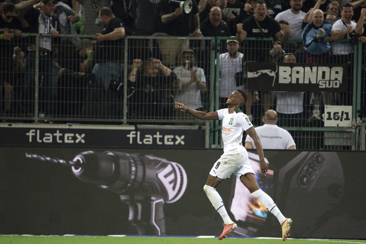 Moenchengladbach's Dennis Zakaria celebrates scoring his side's third goal of the game during the German Bundesliga soccer match between Borussia Moenchengladbach and Arminia Bielefeld at Bo ...