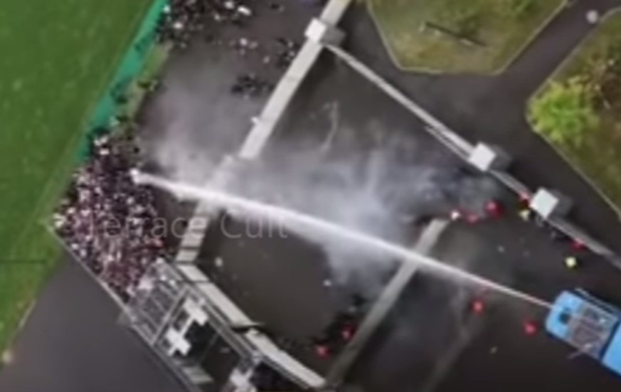 Mit einem Wasserwerfer drängt die Polizei randalierende FCZ-Fans vor dem Stadion Allmend zurück.