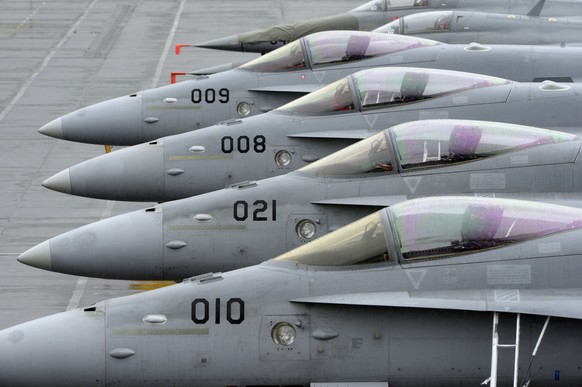 F/A 18 Flugzeuge der Schweizer Luftwaffe stehen am Dienstag 14. Mai 2014 bereit fuer einen Militaerischen Uebungsflug der Uebung &quot;Revita&quot; auf dem Flugplatz Buochs im Kanton Nidwalden. (KEYST ...