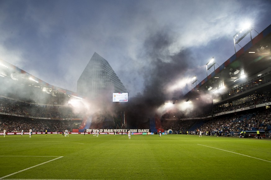 Die Basler Fans rauchen mit Pyro den St. Jakob Park voll vor dem Fussball Meisterschaftsspiel der Super League zwischen dem FC Basel 1893 und dem Grasshopper Club Zuerich, im Stadion St. Jakob-Park in ...