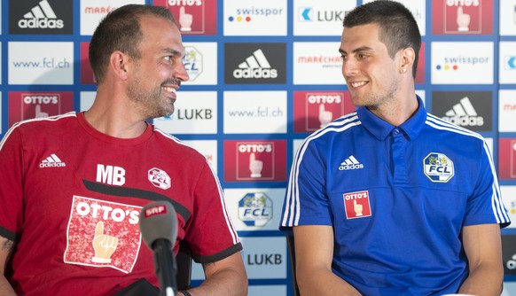 Der Trainer des FC Luzern Markus Babbel, links, mit dem neuen Spieler des FC Luzern, der Kroate Tomi Juric, rechts, anlaesslich einer Pressekonferenz zu den Neuverpflichtungen des FC Luzern am Freitag ...