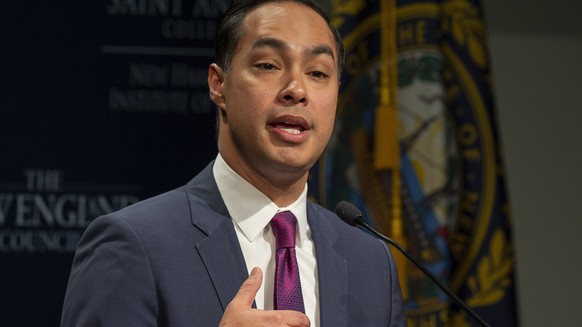 epa07290070 Democratic US Presidential candidate Julian Castro addresses an audience at the Politics and Eggs event held at the St Anselm College New Hampshire Institute of Politics in Manchester, New ...