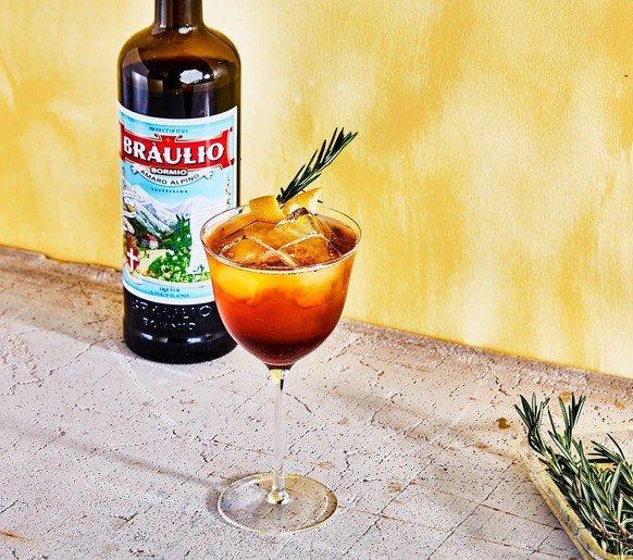 braulio spritz amaro digestivo trinken alkohol drinks cocktail https://assets.bonappetit.com/photos/5d2f84d32371fe00086c1d66/master/w_1600,c_limit/Spritz-Braulio.jpg