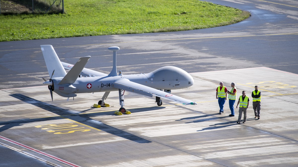 Eine Drohne des Aufklaerungsdrohnensystem 15 (ADS 15) der Armasuisse und Schweizer Armee auf dem Armee Flugplatz in Emmen am Donnerstag, 8. September 2022. (KEYSTONE/Urs Flueeler).