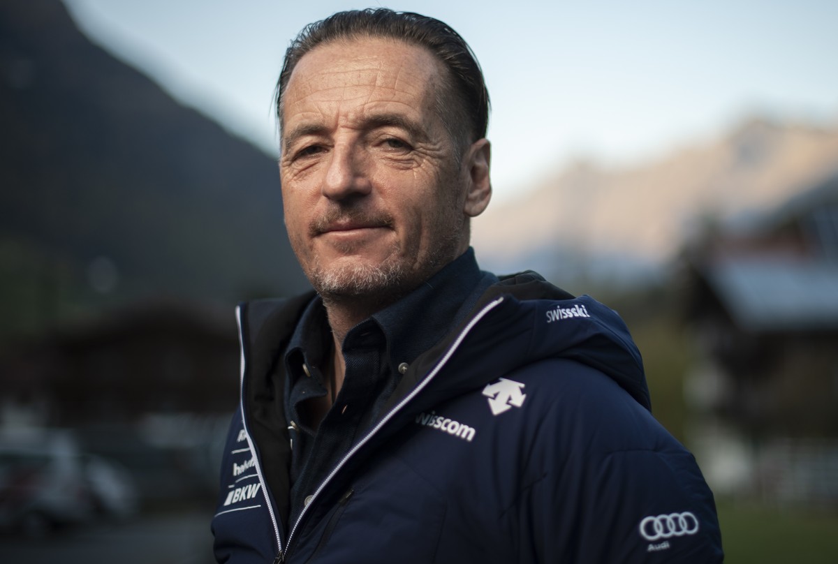 ARCHIVBILD ZUM PREMIUM-TEXT ZU HELMUT KRUG --- Helmut Krug, Giant Slalom Coach of Team Switzerland, poses during a press event at the FIS Alpine Ski World Cup season in Soelden, Austria, on Friday, Oc ...
