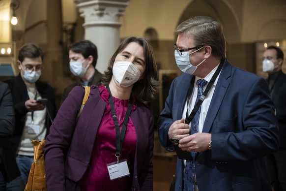 SP Kandidatin Simone Brander, links, spricht mit SVP Stephan Iten anlaesslich der Stadtratswahlen im Stadthaus in Zuerich, aufgenommen am Sonntag, 13. Februar 2022. (KEYSTONE/Ennio Leanza)