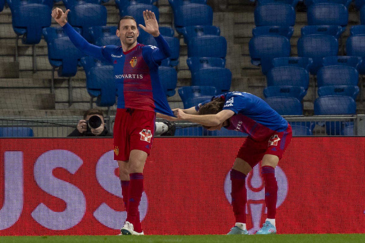 Basels Adam Szalai, links, und Michael Lang, rechts, jubeln nach dem 2:0 im Fussball Meisterschaftsspiel der Super League zwischen dem FC Basel 1893 und dem FC Lausanne-Sport im Stadion St. Jakob-Park ...