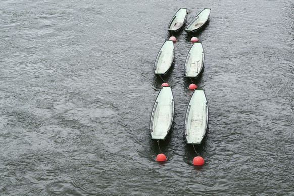 Weidlinge an Bojen. Oft befinden sich in der Nähe Strömungsbrecher, die bis knapp unter die Wasseroberfläche reichen. Autsch.&nbsp;