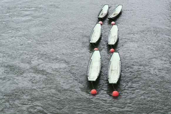 Weidlinge an Bojen. Oft befinden sich in der Nähe Strömungsbrecher, die bis knapp unter die Wasseroberfläche reichen. Autsch.&nbsp;