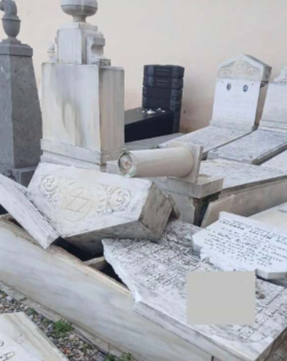 Einige Gräber wurden fast vollständig zerstört.