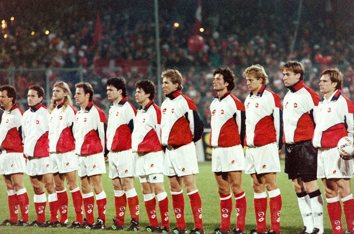 Die Aufstellung der Schweizer Nationalmannschaft im Zuercher Hardturm Stadion vor dem Laenderspiel gegen Estland. Die Schweizer mit Georges bregy, ganz links, Alain sutter, 3. v.l., Stephane Chapuisat ...