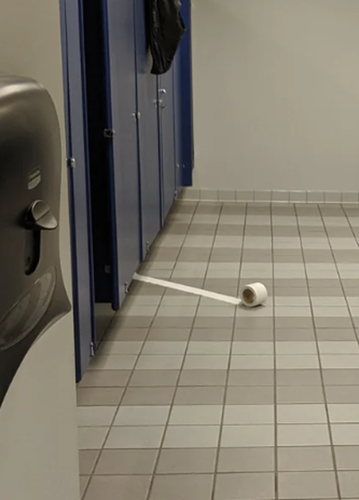 Faildienstag: WC-Papier rollt aus Toilette