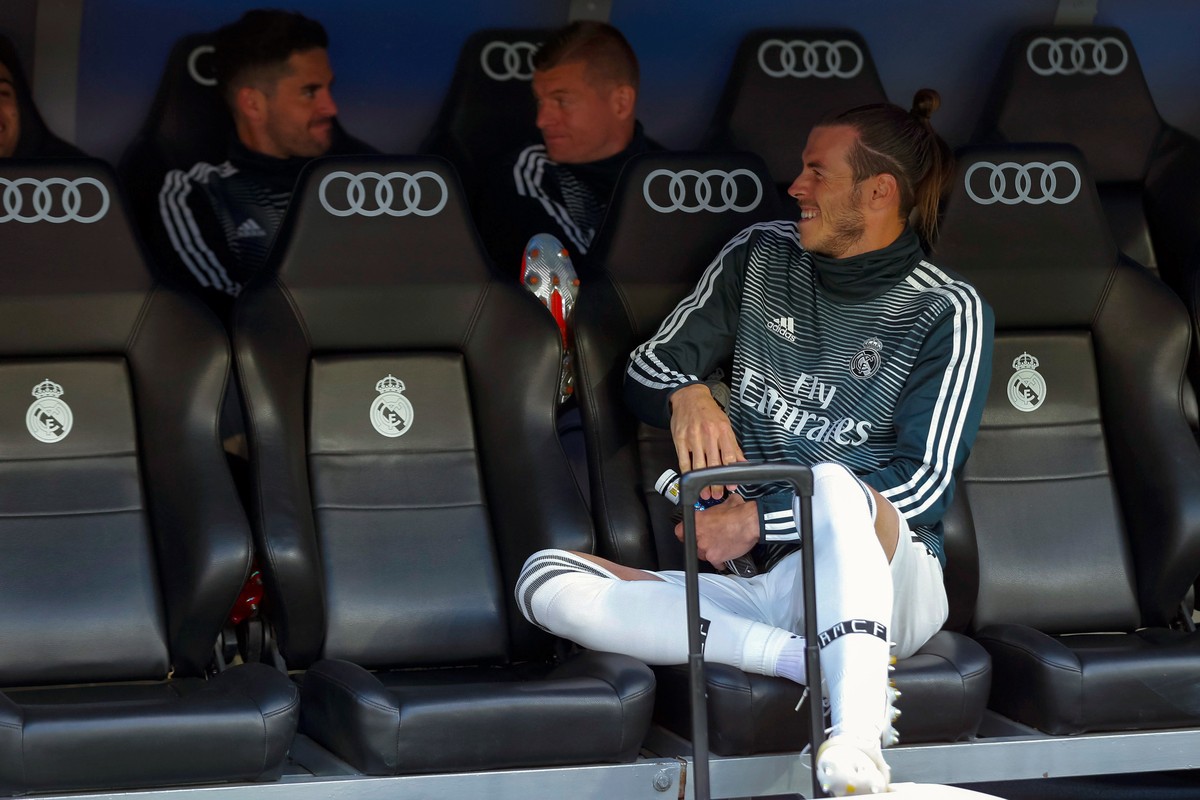 epa07583845 Real Madrid's Welsh forward Gareth Bale (R), German midfielder Toni Kroos (R, rear) and Spanish Francisco Alarcon 'Isco' react on the bench during their Spanish LaLiga socce ...