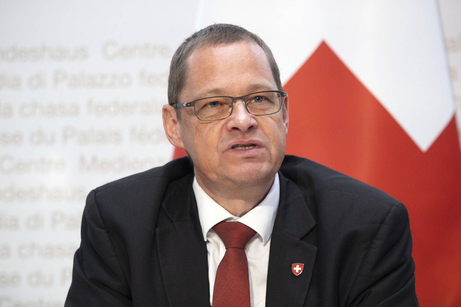Urs Loher, Ruestungschef (armasuisse), spricht waehrend einer Medienkonferenz zur Vernehmlassung zur sicherheitspolitischen Strategie der Schweiz und zum weiteren Vorgehen bei der Kampfflugzeugbeschaf ...