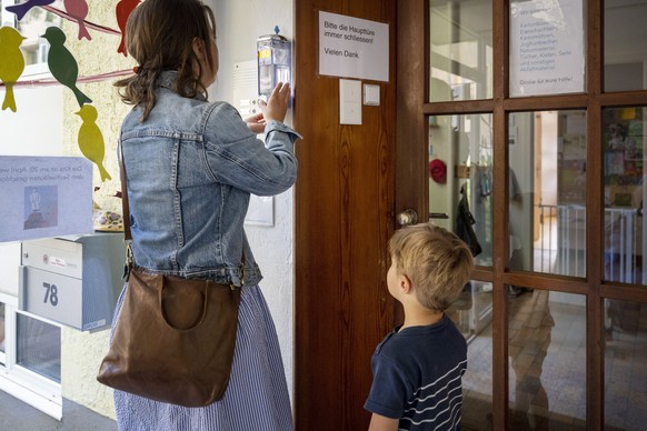 ZUM BETRIEB IN GFZ KINDERTAGESSTAETTEN WAEHREND DER CORONA-PANDEMIE STELLEN WIR IHNEN FOLGENDES NEUES BILDMATERIAL ZUR VERFUEGUNG - WEITERE BILDER FINDEN SIE AUF visual.keystone-sda.ch --- Eine Mutter ...